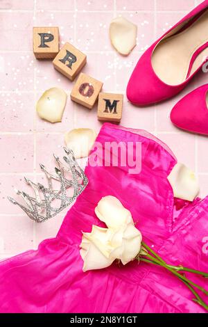 Wort BALL mit Diadem, Kleid, Absätzen und Rosen auf pinkfarbenem Fliesenhintergrund Stockfoto