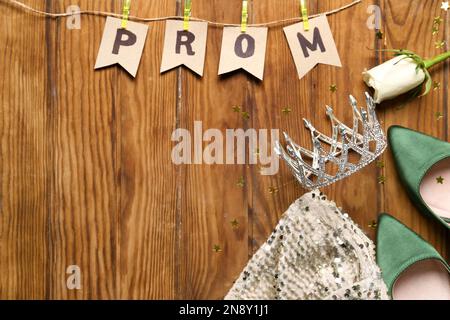 Flaggen mit Wort BALL, Diadem, Rose, Kleid und Absätzen auf Holzhintergrund Stockfoto