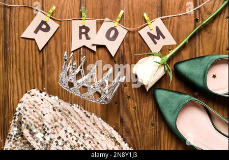 Flaggen mit Wort BALL, Diadem, Rose, Kleid und Absätzen auf Holzhintergrund Stockfoto