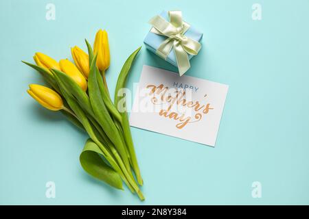 Karte mit Text HAPPY MOTHER's DAY, Geschenk und Tulpen auf mintfarbenem Hintergrund Stockfoto