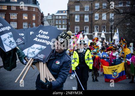 London, Großbritannien. 11. Februar 2023. Demonstranten nehmen an der Julian Assange-Prozession in Westminster London Teil, um gegen seine anhaltende Inhaftierung zu protestieren. Redefreiheit und Menschenrechtsorganisationen, darunter Amnesty, Reporter ohne Grenzen, Big Brother Watch, der Nationale Journalistenverband und weitere, sind gegen die Auslieferung von Julian Assange, die ihrer Meinung nach eine Bedrohung der Pressefreiheit auf der ganzen Welt darstellt. Julian Assange droht eine mögliche 175-jährige Haftstrafe, wenn sie für seine Verlagsarbeit an die Vereinigten Staaten ausgeliefert wird. Kredit: SOPA Images Limited/Alamy Live News Stockfoto