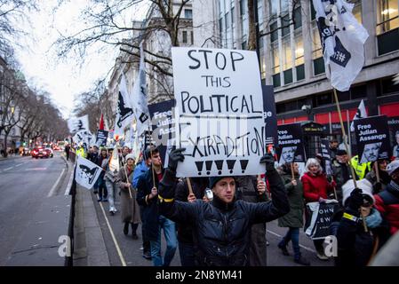 London, Großbritannien. 11. Februar 2023. Während der Julian Assange Prozession in Westminster London hält ein Demonstranter ein Plakat, um gegen seine fortgesetzte Inhaftierung zu protestieren. Redefreiheit und Menschenrechtsorganisationen, darunter Amnesty, Reporter ohne Grenzen, Big Brother Watch, der Nationale Journalistenverband und weitere, sind gegen die Auslieferung von Julian Assange, die ihrer Meinung nach eine Bedrohung der Pressefreiheit auf der ganzen Welt darstellt. Julian Assange droht eine mögliche 175-jährige Haftstrafe, wenn sie für seine Verlagsarbeit an die Vereinigten Staaten ausgeliefert wird. Kredit: SOPA Images Limited/Alamy Live News Stockfoto