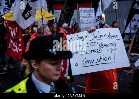 London, Großbritannien. 11. Februar 2023. Während der Julian-Assange-Prozession in Westminster London hält ein Demonstrante ein Plakat, um gegen seine fortgesetzte Inhaftierung zu protestieren. Redefreiheit und Menschenrechtsorganisationen, darunter Amnesty, Reporter ohne Grenzen, Big Brother Watch, der Nationale Journalistenverband und weitere, sind gegen die Auslieferung von Julian Assange, die ihrer Meinung nach eine Bedrohung der Pressefreiheit auf der ganzen Welt darstellt. Julian Assange droht eine mögliche 175-jährige Haftstrafe, wenn sie für seine Verlagsarbeit an die Vereinigten Staaten ausgeliefert wird. Kredit: SOPA Images Limited/Alamy Live News Stockfoto