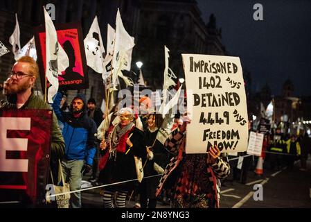 London, Großbritannien. 11. Februar 2023. Demonstranten halten während der Julian Assange-Prozession in Westminster London Plakate, um gegen seine anhaltende Inhaftierung zu protestieren. Redefreiheit und Menschenrechtsorganisationen, darunter Amnesty, Reporter ohne Grenzen, Big Brother Watch, der Nationale Journalistenverband und weitere, sind gegen die Auslieferung von Julian Assange, die ihrer Meinung nach eine Bedrohung der Pressefreiheit auf der ganzen Welt darstellt. Julian Assange droht eine mögliche 175-jährige Haftstrafe, wenn sie für seine Verlagsarbeit an die Vereinigten Staaten ausgeliefert wird. Kredit: SOPA Images Limited/Alamy Live News Stockfoto