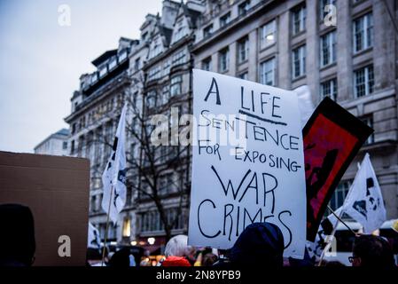 Während der Julian Assange Prozession in Westminster London hält ein Demonstranter ein Plakat, um gegen seine fortgesetzte Inhaftierung zu protestieren. Redefreiheit und Menschenrechtsorganisationen, darunter Amnesty, Reporter ohne Grenzen, Big Brother Watch, der Nationale Journalistenverband und weitere, sind gegen die Auslieferung von Julian Assange, die ihrer Meinung nach eine Bedrohung der Pressefreiheit auf der ganzen Welt darstellt. Julian Assange droht eine mögliche 175-jährige Haftstrafe, wenn sie für seine Verlagsarbeit an die Vereinigten Staaten ausgeliefert wird. (Foto: Loredana Sangiuliano/SOPA Images/Sipa USA) Stockfoto