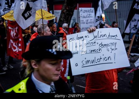 Während der Julian-Assange-Prozession in Westminster London hält ein Demonstrante ein Plakat, um gegen seine fortgesetzte Inhaftierung zu protestieren. Redefreiheit und Menschenrechtsorganisationen, darunter Amnesty, Reporter ohne Grenzen, Big Brother Watch, der Nationale Journalistenverband und weitere, sind gegen die Auslieferung von Julian Assange, die ihrer Meinung nach eine Bedrohung der Pressefreiheit auf der ganzen Welt darstellt. Julian Assange droht eine mögliche 175-jährige Haftstrafe, wenn sie für seine Verlagsarbeit an die Vereinigten Staaten ausgeliefert wird. (Foto: Loredana Sangiuliano/SOPA Images/Sipa USA) Stockfoto