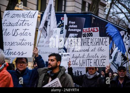 Demonstranten halten während der Julian Assange-Prozession in Westminster London Plakate, um gegen seine anhaltende Inhaftierung zu protestieren. Redefreiheit und Menschenrechtsorganisationen, darunter Amnesty, Reporter ohne Grenzen, Big Brother Watch, der Nationale Journalistenverband und weitere, sind gegen die Auslieferung von Julian Assange, die ihrer Meinung nach eine Bedrohung der Pressefreiheit auf der ganzen Welt darstellt. Julian Assange droht eine mögliche 175-jährige Haftstrafe, wenn sie für seine Verlagsarbeit an die Vereinigten Staaten ausgeliefert wird. (Foto: Loredana Sangiuliano/SOPA Images/Sipa USA) Stockfoto