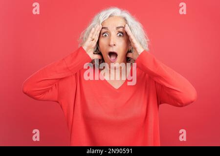 Reife Frau mit einem überraschten Gesicht Stockfoto