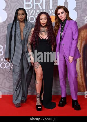 REDAKTIONELLE VERWENDUNG NUR am 11. Februar 2023, London, UK. Keisha Buchanan, Mutya Buena und Siobhan Donaghy von den Sugababes kommen bei den BRIT Awards 2023, O2 Arena, London an. Kredit: Doug Peters/EMPICS/Alamy Live News Stockfoto