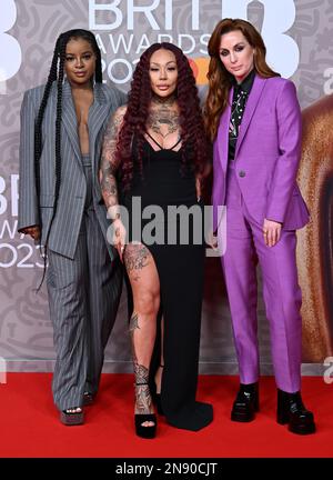 REDAKTIONELLE VERWENDUNG NUR am 11. Februar 2023, London, UK. Keisha Buchanan, Mutya Buena und Siobhan Donaghy von den Sugababes kommen bei den BRIT Awards 2023, O2 Arena, London an. Kredit: Doug Peters/EMPICS/Alamy Live News Stockfoto