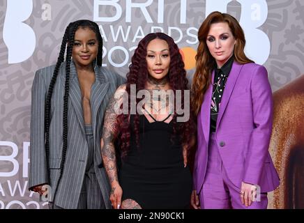 REDAKTIONELLE VERWENDUNG NUR am 11. Februar 2023, London, UK. Keisha Buchanan, Mutya Buena und Siobhan Donaghy von den Sugababes kommen bei den BRIT Awards 2023, O2 Arena, London an. Kredit: Doug Peters/EMPICS/Alamy Live News Stockfoto