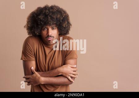 Afrikanischer Mann mit lockigem Haar in der Kälte Stockfoto