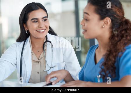 Frauen im medizinischen Bereich. Zwei weibliche medizinische Fachkräfte haben ein Meeting zusammen. Stockfoto