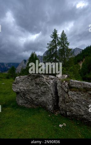 Fahrt entlang des Vrsic-Gebirgspasses, Slowenien Stockfoto