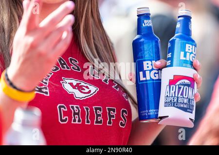 Phoenix, USA. 11. Februar 2023. American Football: Super Bowl LVII, Fanfest. Ein Fan der Kansas City Chiefs hält vor dem Super Bowl LVII zwei Biere auf einem Fanfestival. Kredit: Maximilian Haupt/dpa/Alamy Live News Stockfoto