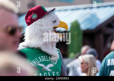 Phoenix, USA. 11. Februar 2023. American Football: Super Bowl LVII, Fan Fest. Ein Anhänger der Philadelphia Eagles läuft in einem Adlerkostüm über ein fanfest vor dem Super Bowl LVII. Kredit: Maximilian Haupt/dpa/Alamy Live News Stockfoto