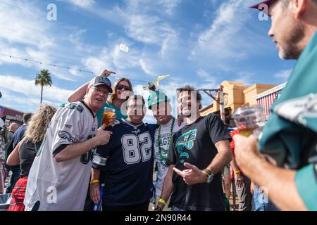 Phoenix, USA. 11. Februar 2023. American Football: Super Bowl LVII, Fanfest. Eine Gruppe von Fußballfans posiert vor dem Super Bowl LVII bei einem Fanfestival. Kredit: Maximilian Haupt/dpa/Alamy Live News Stockfoto