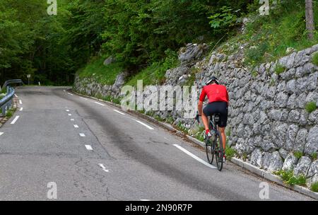 Fahrt entlang des Vrsic-Gebirgspasses, Slowenien Stockfoto
