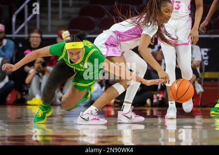 Oregon Ducks, die sich am Freitag, den 10. Februar 2023, in Los Angeles, Kalifornien, in einem regulären Saisonspiel gegen die USC Trojans einmischen Die Trojaner besiegten die Ducks 56–51. (Aliyah Navarro/Bild des Sports) Stockfoto