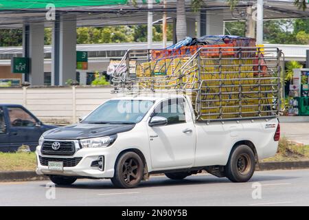 RATCHABURI, THAILAND, 16 2022. NOVEMBER, Ein voll beladener Pick-up fährt eine Stadtstraße entlang Stockfoto