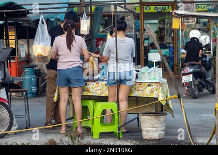 Verkauf von Popcorn auf dem lokalen Markt, Thailand 2023 Stockfoto