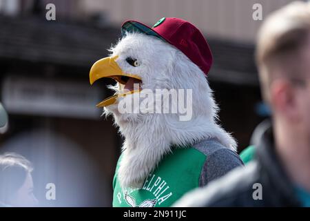 Phoenix, USA. 11. Februar 2023. American Football: Super Bowl LVII, Fanfest. Ein Unterstützer der Philadelphia Eagles in einem Adlerkostüm geht vor dem Super Bowl LVII über ein fanfest. Kredit: Maximilian Haupt/dpa/Alamy Live News Stockfoto