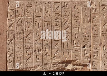 Alte ägyptische Hieroglyphen, die in die Wände des Karnak-Tempels in Luxor, Ägypten, gemeißelt wurden Stockfoto