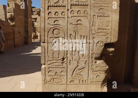 Alte ägyptische Hieroglyphen, die in die Wände des Karnak-Tempels in Luxor, Ägypten, gemeißelt wurden Stockfoto