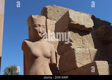 Alte ägyptische Statuen im Karnak-Tempel in Luxor, Ägypten Stockfoto