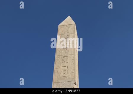 antiker ägyptischer Obelisk am Karnak-Tempel in Luxor, Ägypten Stockfoto