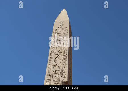 antiker ägyptischer Obelisk am Karnak-Tempel in Luxor, Ägypten Stockfoto