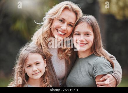 Es gibt nichts reineres, als eine Mutter liebt. Eine Frau verbringt Zeit mit ihren zwei Töchtern im Freien. Stockfoto