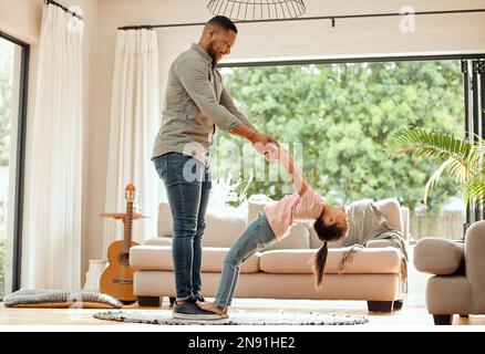 Mein Dad hat immer Zeit für einen Tanz. Ein Vater, der mit seiner Tochter zu Hause eine Tanzroutine praktiziert. Stockfoto