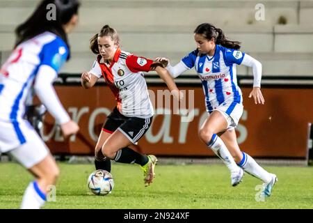 Rotterdam, Niederlande. 10. Februar 2023. Rotterdam, Niederlande, Februar 10 2023: Sophie Cobussen (links, 19 Feyenoord) in Aktion während des Spiels Azerion Eredivisie Vrouwen zwischen Feyenoord und Heerenveen in Varkenoord in Rotterdam, Niederlande. (Leiting Gao/SPP) Kredit: SPP Sport Press Photo. Alamy Live News Stockfoto