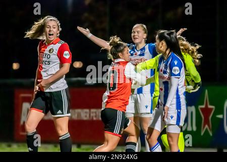 Rotterdam, Niederlande. 10. Februar 2023. Rotterdam, Niederlande, Februar 10 2023: Sophie Cobussen (links, 19 Feyenoord), Sabrine Ellouzi (10 Feyenoord) und Jasmijn Resink (23 Heerenveen) in Aktion während des Spiels Azerion Eredivisie Vrouwen zwischen Feyenoord und Heerenveen in Varkenoord in Rotterdam, Niederlande. (Leiting Gao/SPP) Kredit: SPP Sport Press Photo. Alamy Live News Stockfoto