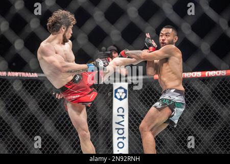 PERTH, AUSTRALIEN - 12. FEBRUAR: (L-R) Melsik Baghdasaryan tritt Josh Culibao in seinem Federgewichtskampf während der UFC 284-Veranstaltung in der RAC Arena am 12. Februar 2023 in Perth, Australien. (Foto: Matt Davies/PxImages) Stockfoto