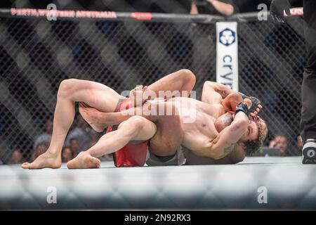 PERTH, AUSTRALIEN – FEBRUAR 12: Josh Culibao (Bottom) versucht, Melsik Baghdasaryan während des UFC 284-Events in der RAC Arena am 12. Februar 2023 in Perth, Australien, in ihrem Federgewichtskampf einzuladen. (Foto: Matt Davies/PxImages) Stockfoto