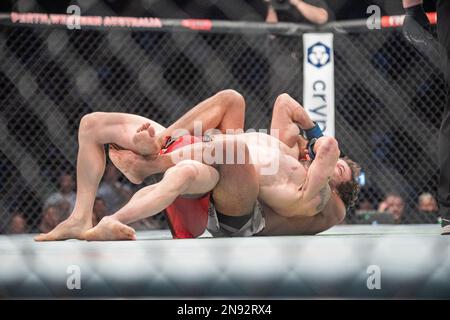 PERTH, AUSTRALIEN – FEBRUAR 12: Josh Culibao (Bottom) versucht, Melsik Baghdasaryan während des UFC 284-Events in der RAC Arena am 12. Februar 2023 in Perth, Australien, in ihrem Federgewichtskampf einzuladen. (Foto: Matt Davies/PxImages) Stockfoto