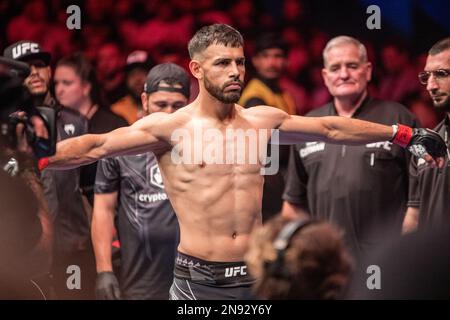 PERTH, AUSTRALIEN - 12. FEBRUAR: Yair Rodriguez bereitet sich auf den Kampf gegen Josh Emmett in ihrem Titelkampf im Federgewicht während der UFC 284-Veranstaltung in der RAC Arena am 12. Februar 2023 in Perth, Australien, vor. (Foto: Matt Davies/PxImages) Stockfoto