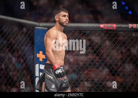 PERTH, AUSTRALIEN - 12. FEBRUAR: Yair Rodriguez bereitet sich auf den Kampf gegen Josh Emmett in ihrem Titelkampf im Federgewicht während der UFC 284-Veranstaltung in der RAC Arena am 12. Februar 2023 in Perth, Australien, vor. (Foto: Matt Davies/PxImages) Stockfoto