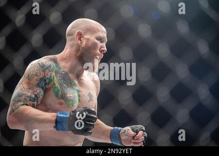 PERTH, AUSTRALIEN - FEBRUAR 12: Josh Emmett kämpft am 12. Februar 2023 in Perth, Australien, in seinem Titelkampf im Federgewicht gegen Yair Rodriguez während des UFC 284 Events in der RAC Arena. (Foto: Matt Davies/PxImages) Stockfoto