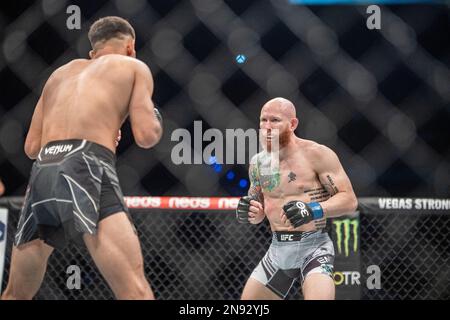 PERTH, AUSTRALIEN – 12. FEBRUAR: (R-L) Josh Emmett kämpft am 12. Februar 2023 in Perth, Australien, bei der UFC 284-Veranstaltung in der RAC Arena gegen Yair Rodriguez in ihrem Kampf um den Titel „Featherweight“. (Foto: Matt Davies/PxImages) Stockfoto