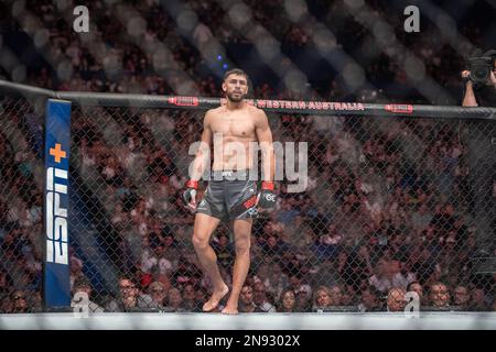 PERTH, AUSTRALIEN - FEBRUAR 12: Yair Rodriguez kämpft am 12. Februar 2023 in Perth, Australien, in seinem Titelkampf im Federgewicht gegen Josh Emmett während der UFC 284-Veranstaltung in der RAC Arena. (Foto: Matt Davies/PxImages) Stockfoto