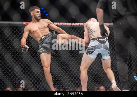 PERTH, AUSTRALIEN - 12. FEBRUAR: (L-R) Yair Rodriguez tritt Josh Emmett in seinem Titelkampf im Federgewicht während der UFC 284-Veranstaltung in der RAC Arena am 12. Februar 2023 in Perth, Australien. (Foto: Matt Davies/PxImages) Stockfoto