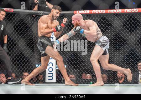 PERTH, AUSTRALIEN - 12. FEBRUAR: (R-L) Josh Emmett schlägt Yair Rodriguez in seinem Titelkampf im Federgewicht während der UFC 284-Veranstaltung in der RAC Arena am 12. Februar 2023 in Perth, Australien. (Foto: Matt Davies/PxImages) Stockfoto