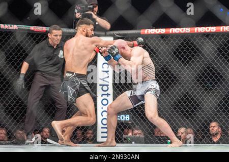 PERTH, AUSTRALIEN - 12. FEBRUAR: (L-R) Yair Rodriguez schlägt Josh Emmett in seinem Titelkampf im Federgewicht während der UFC 284-Veranstaltung in der RAC Arena am 12. Februar 2023 in Perth, Australien. (Foto: Matt Davies/PxImages) Stockfoto