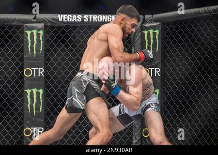 PERTH, AUSTRALIEN - 12. FEBRUAR: (L-R) Yair Rodriguez schlägt Josh Emmett in seinem Titelkampf im Federgewicht während der UFC 284-Veranstaltung in der RAC Arena am 12. Februar 2023 in Perth, Australien. (Foto: Matt Davies/PxImages) Stockfoto