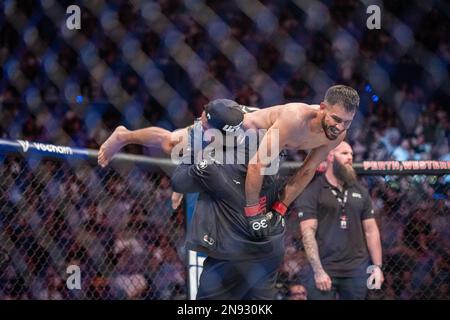 PERTH, AUSTRALIEN - FEBRUAR 12: Yair Rodriguez und sein Team feiern den Sieg über Josh Emmett in ihrem Wettkampf im Federgewicht während des UFC 284 Events in der RAC Arena am 12. Februar 2023 in Perth, Australien. (Foto: Matt Davies/PxImages) Stockfoto