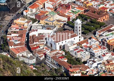 Die Dächer der Gebäude der historischen Stadt Garachico. Glockenturm der Kirche der Heiligen Anna (Iglesia de Santa Ana). Die Garachico ist eine alte Stadt auf Stockfoto