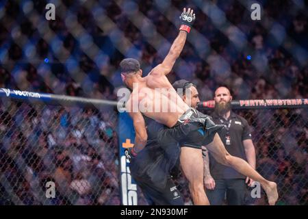 PERTH, AUSTRALIEN - FEBRUAR 12: Yair Rodriguez und sein Team feiern den Sieg über Josh Emmett in ihrem Wettkampf im Federgewicht während des UFC 284 Events in der RAC Arena am 12. Februar 2023 in Perth, Australien. (Foto: Matt Davies/PxImages) Stockfoto